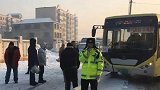 哈尔滨一公交车突然冲向人行道 撞倒灯杆致一人死亡