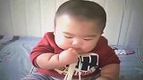刚睡醒的宝宝吃面条，下一秒宝宝的那动作，瞅着就来气！