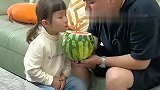 女儿最近拉肚子，爸爸还给她喝西瓜汁，爸爸：这里面另有乾坤呢！