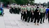 男子故意站在兵哥面前！有时候遇见这样的游客，兵哥也很无奈！