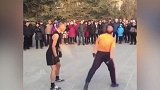 正宗的国潮运动 俩大爷这脚法炉火纯青