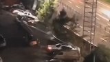 四川宜宾市银龙广场附近路面塌陷 多辆汽车被埋