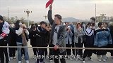 小伙子这洋相整的，给俩妹子都快笑岔气了！