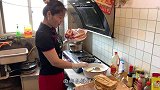 雪儿做煎饼果子，牛排，炸香肠，孜然羊肉，午餐肉婆婆说摆摊血亏