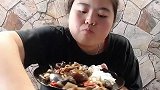 韩国胖妞吃牛肉蘑菇饭，一身肉真不是白长的