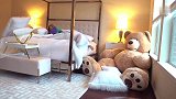 恶作剧：小伙躲进泰迪熊里整蛊女友，吓得女友大声尖叫