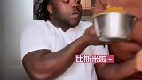 国外小伙吃饭方式，黑人的必备技能