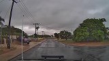 澳大利亚一名司机驾车冲进民居院落 逃跑时被旁观者拦下