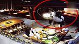 男子端火锅猛泼妻子同学 孩子就坐旁边亲眼目睹