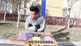 两人趁老板睡着，偷玩黏土，不料被老板的梦话吓跑