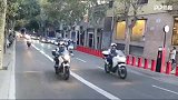 警方开道！国米大巴赛前驶过巴塞罗那街道