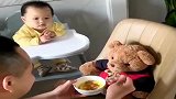宝宝不肯吃饭，宝爸无奈使出这招，看完忍住别笑！