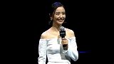佟丽娅甜笑露出迷人小酒窝亲和力满分