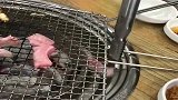 网友：见过这样的烧烤吗香港人表示不敢吃。