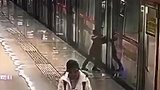 母亲赶地铁把娃忘在车门外 男孩急得直跺脚