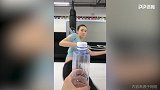 美女踢瓶盖挑战！这个回旋踢怎么样？