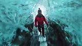 探险家徒步深入一个冰川洞穴 蓝色的冰墙晶莹剔透​恍如仙境