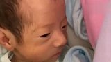宝妈：儿子你吃奶就吃奶，偷瞄什么呀，画面一出笑喷了