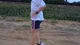 8岁男孩跟随爸爸健身跑步，动作规范步伐轻盈