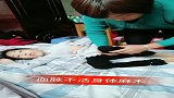 姑娘从小肌肉萎缩，因血脉不活导致身体麻木，母亲每日悉心照顾