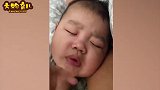 晚上睡觉时妈妈总感觉宝宝不对劲,打开灯一看,瞬间笑喷了