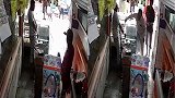 商店店主移动柜台时不慎触电 路人急忙拿木棍狂敲救人