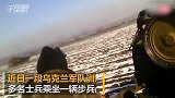 坐在装甲车车顶兜风是什么感觉？万一摔下来就悲剧了