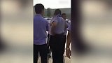 爆新鲜-20160627-河南监考教师与交警肢体冲突将其摔倒在地