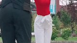 美女和小伙子跳舞，身姿很迷人