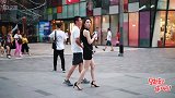 三里屯街拍：熟女偏爱黑色衣服，真是即成熟又感性