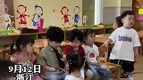儿子在幼儿园带个领带吸引了大把迷妹