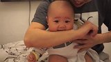 小宝宝嘴馋连爸爸手都不放过，啃得津津有味，这一身肉肉太养眼了