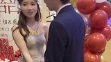 新人举办订婚宴，当着众宾客的面亲吻