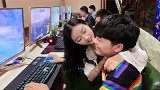 半夜来网吧找男友