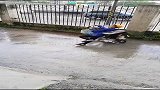 外卖员，送餐被大雨淋湿，像小孩一样玩耍！