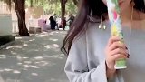 露肩的灰色上衣搭配同色系长裤，显得小姐姐知性优雅时尚有魅力