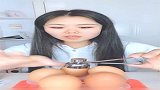 美女演示使用开蛋神器啪啪几下，鸡蛋壳瞬间被打开