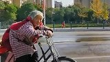 白发老奶奶骑三轮车带闺蜜赶集，开心得像孩子