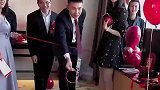 伴郎玩游戏时，被新郎坑了