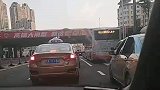 堵车时各位车主秀神操作，用喇叭合作按出交响乐