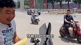 小伙马路边评估车，遇到一辆特斯拉，瞬间就不淡定了
