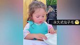 萌娃第一次吃腌黄瓜,表情丰富萌化网友的心:又想骗我生女儿!