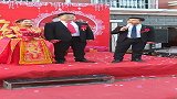 这个司仪火了，新郎没穿秋裤，司仪的笑声好像哪位明星