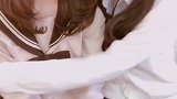 这两位日本姑娘也长得太像了，标准的制服装扮！都长得这么可爱