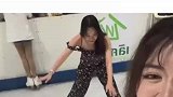 闺蜜滑冰大出意外，惊呼她竟然这样在冰上滑