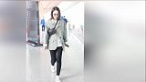 董璇现身机场心情超好，宽松西装外套黑色铅笔裤，肌肤白皙惹人羡