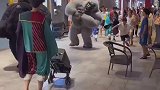 工作人员身披玩偶服装开心的摇晃
