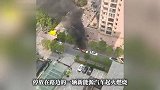 郑州一新能源车起火引燃后方车辆，车主挪车失误造成二次受损