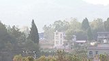 妻女被人贩子拐走，大叔多年寻找却杳无音信，孤身在老房子抽闷烟