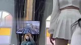 女孩坐轮椅出院，闺蜜就刺激她，在她的面前疯狂跳舞